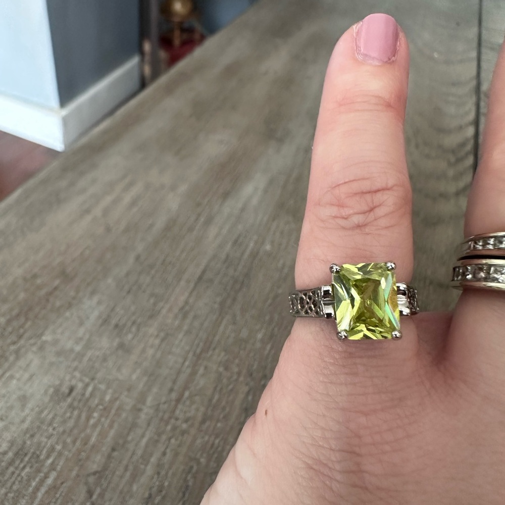 Lady's Lia Sophia "Appletini Peridot" Emerald Cut Peridot, Ring Size 6.5 - Picture 3 of 8